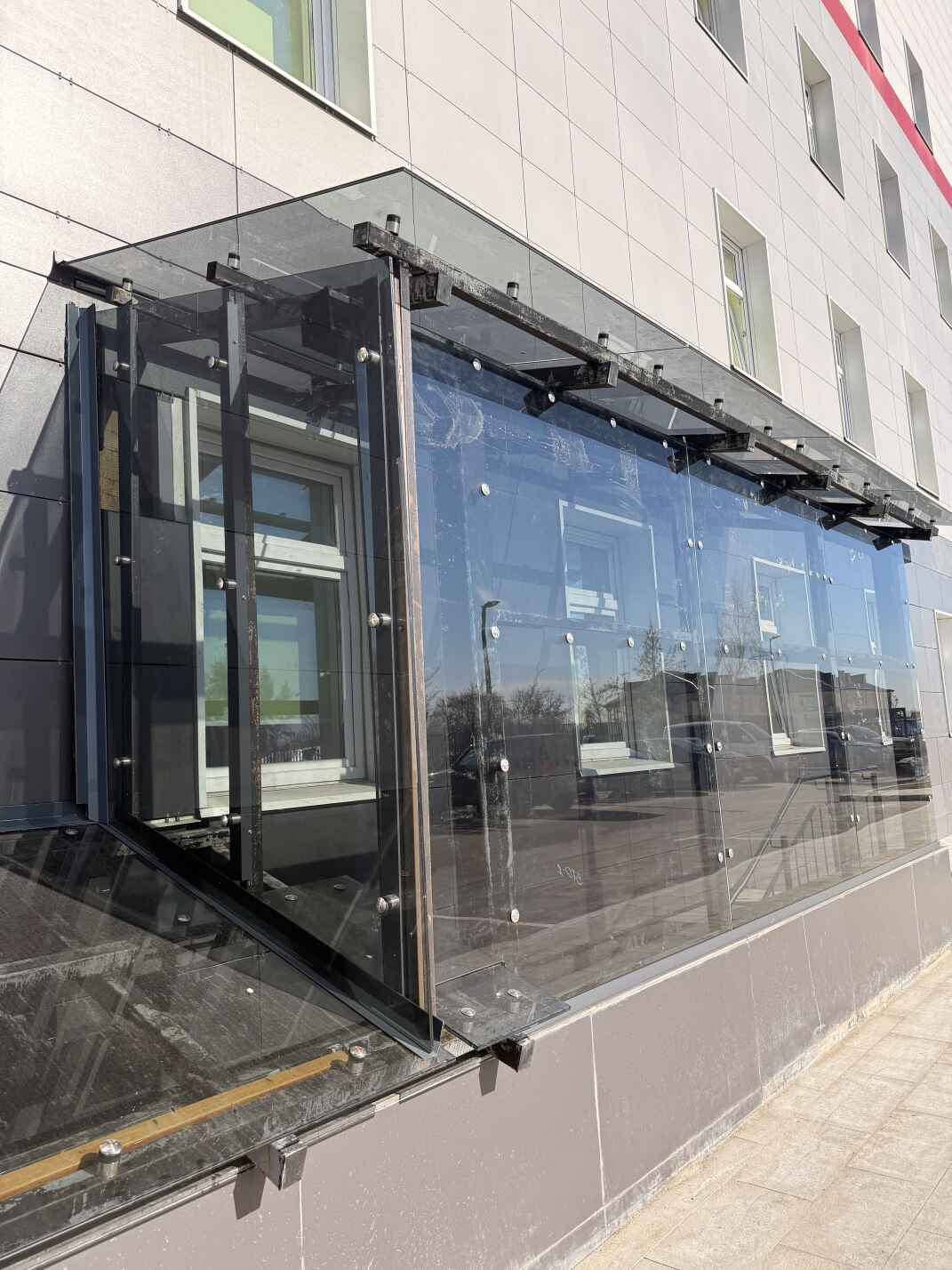 Стеклянный тамбур для поликлиники