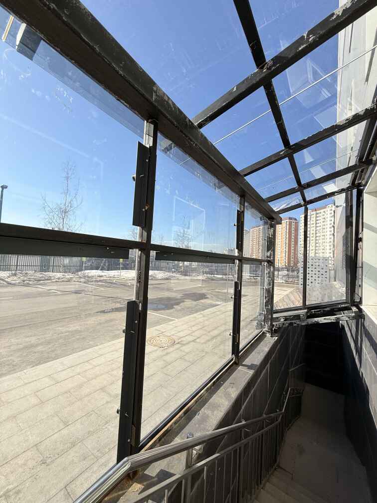 Монтаж стеклянного тамбура