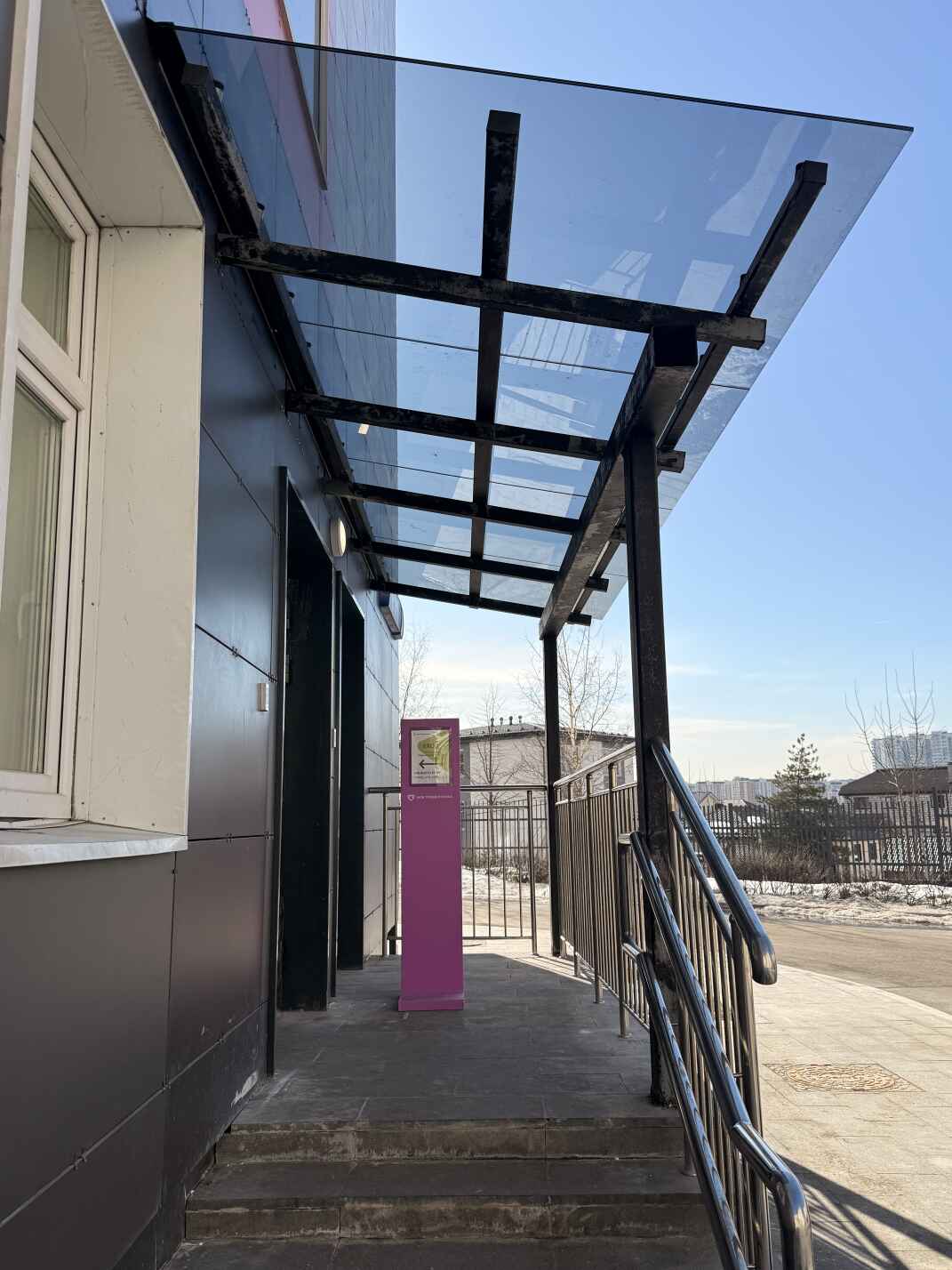 Козырёк из стекла и металла для пандуса