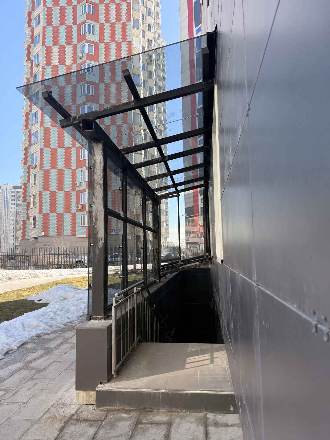 Козырёк из стекла и металла для входа в подвал