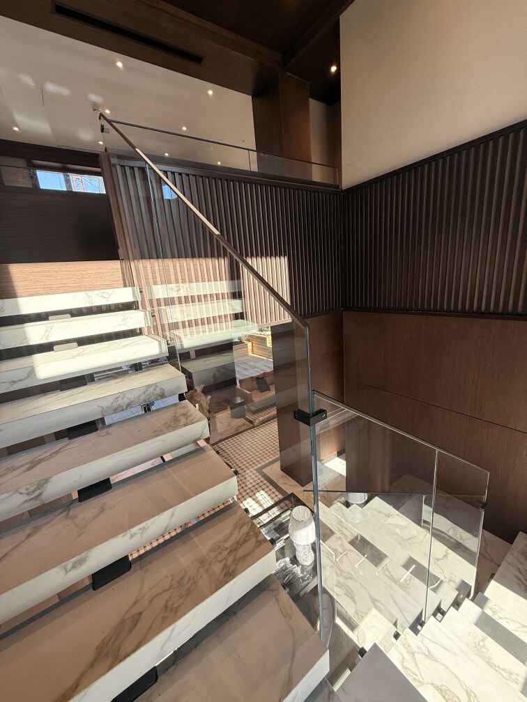 Стеклянные лестничные ограждения установка