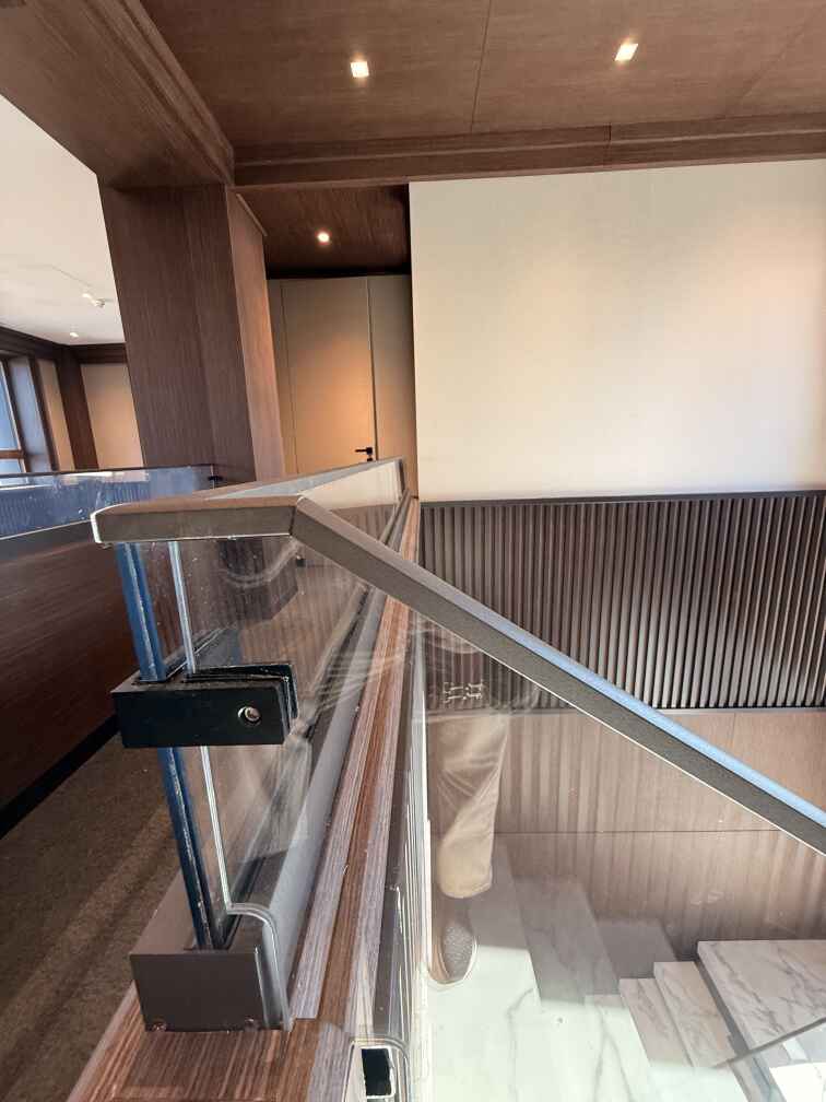 Стеклянные лестничные ограждения монтаж