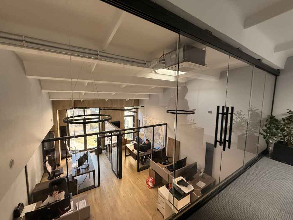 Бескаркасная стеклянная раздвижная система