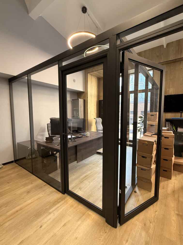 Каркасные перегородки и распашные  двери