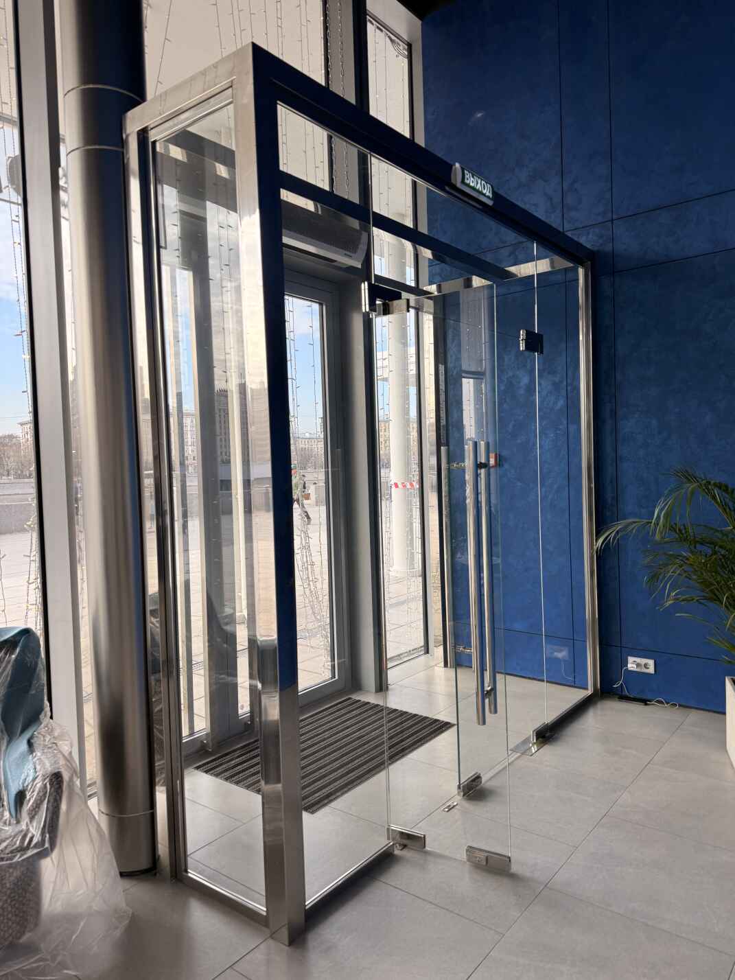 Маятниковые двери тамбура