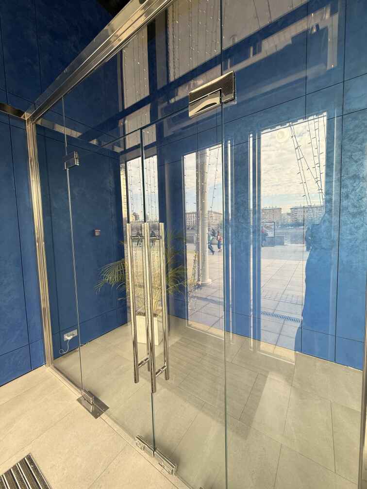 Стеклянные двери тамбура