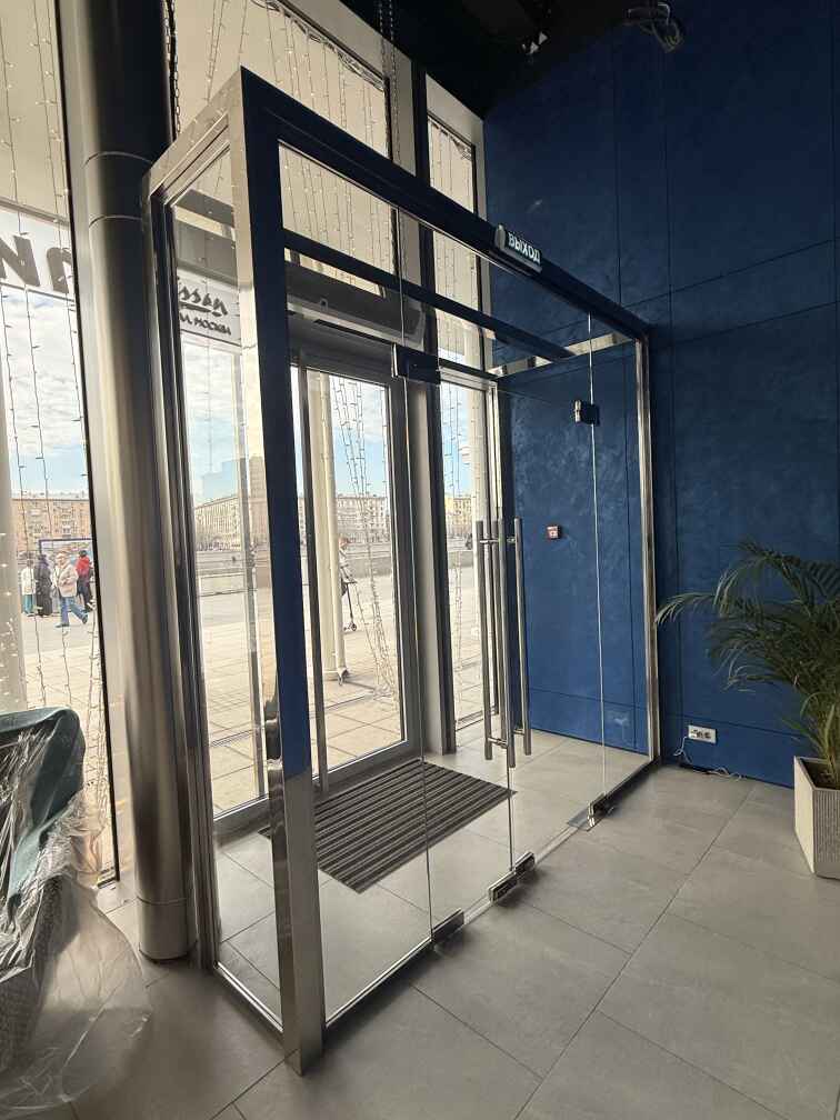 Маятниковые двери и стеклянный тамбур изнутри