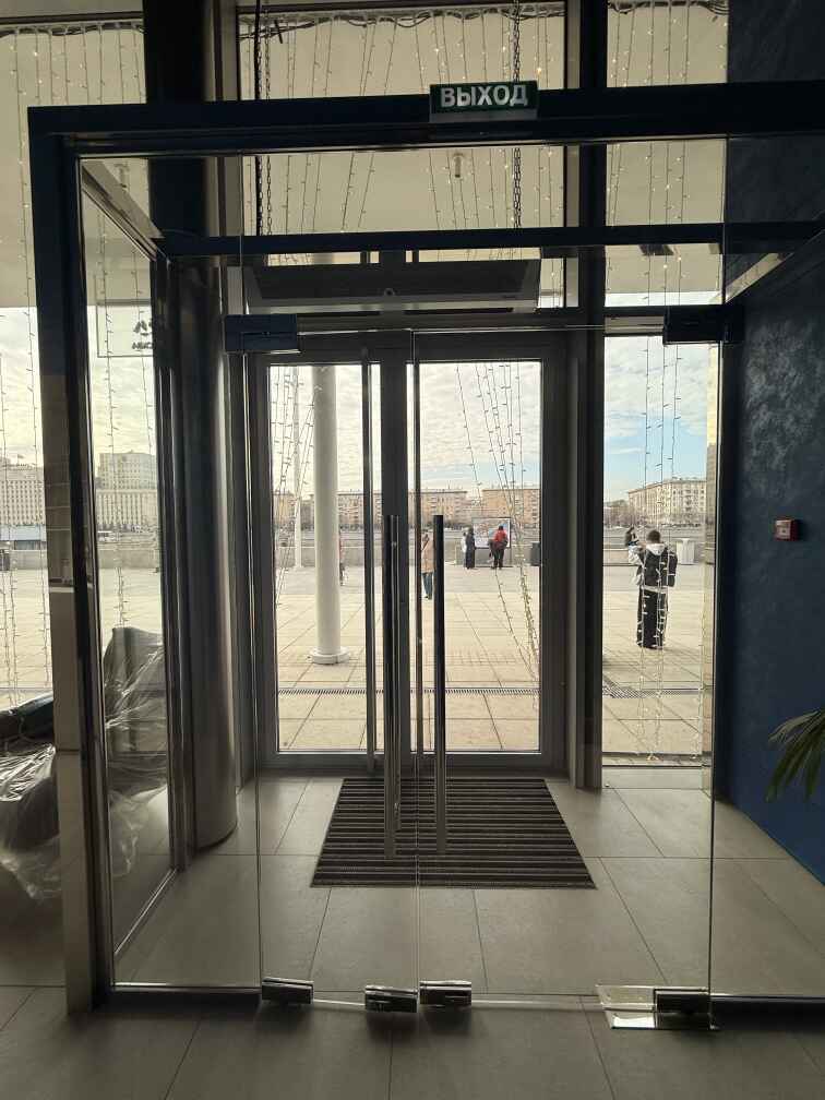 Маятниковые двери и стеклянный тамбур