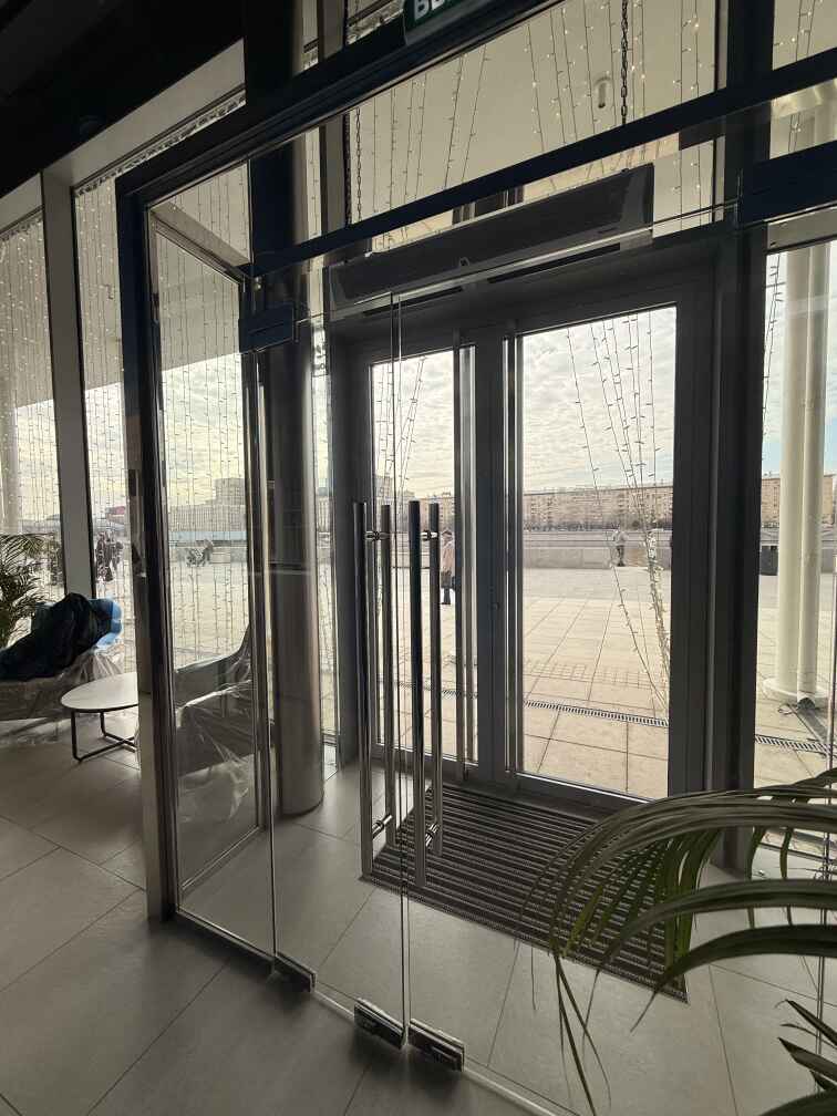 стеклянный тамбур изнутри