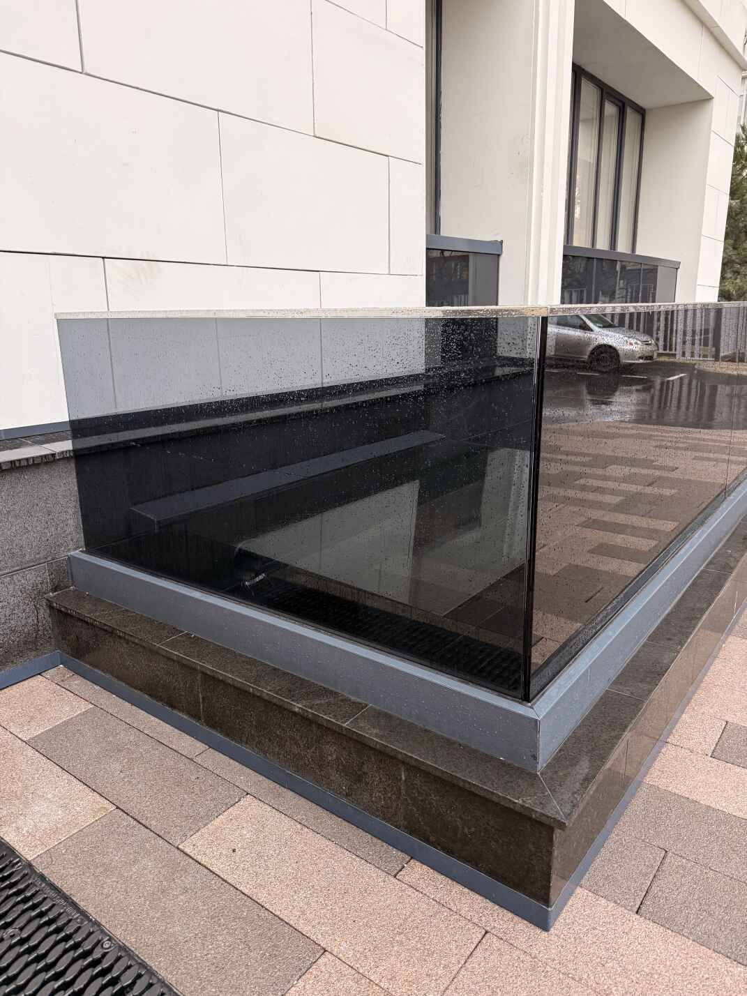 Стеклянные ограждения монтаж