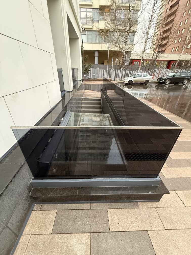 Стеклянные ограждения и козырьки тонированные