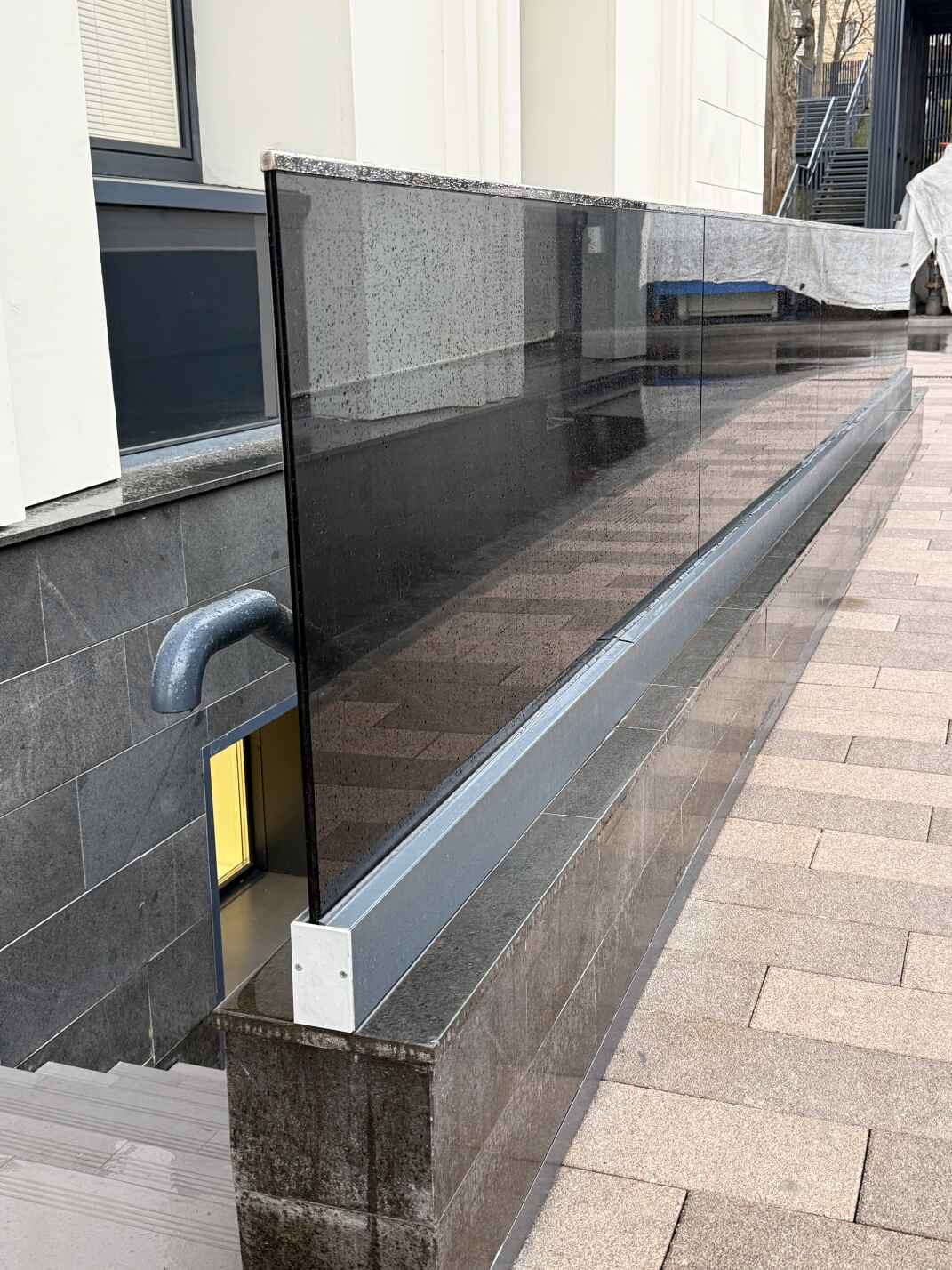 Стеклянные тонированные ограждения с поручнями