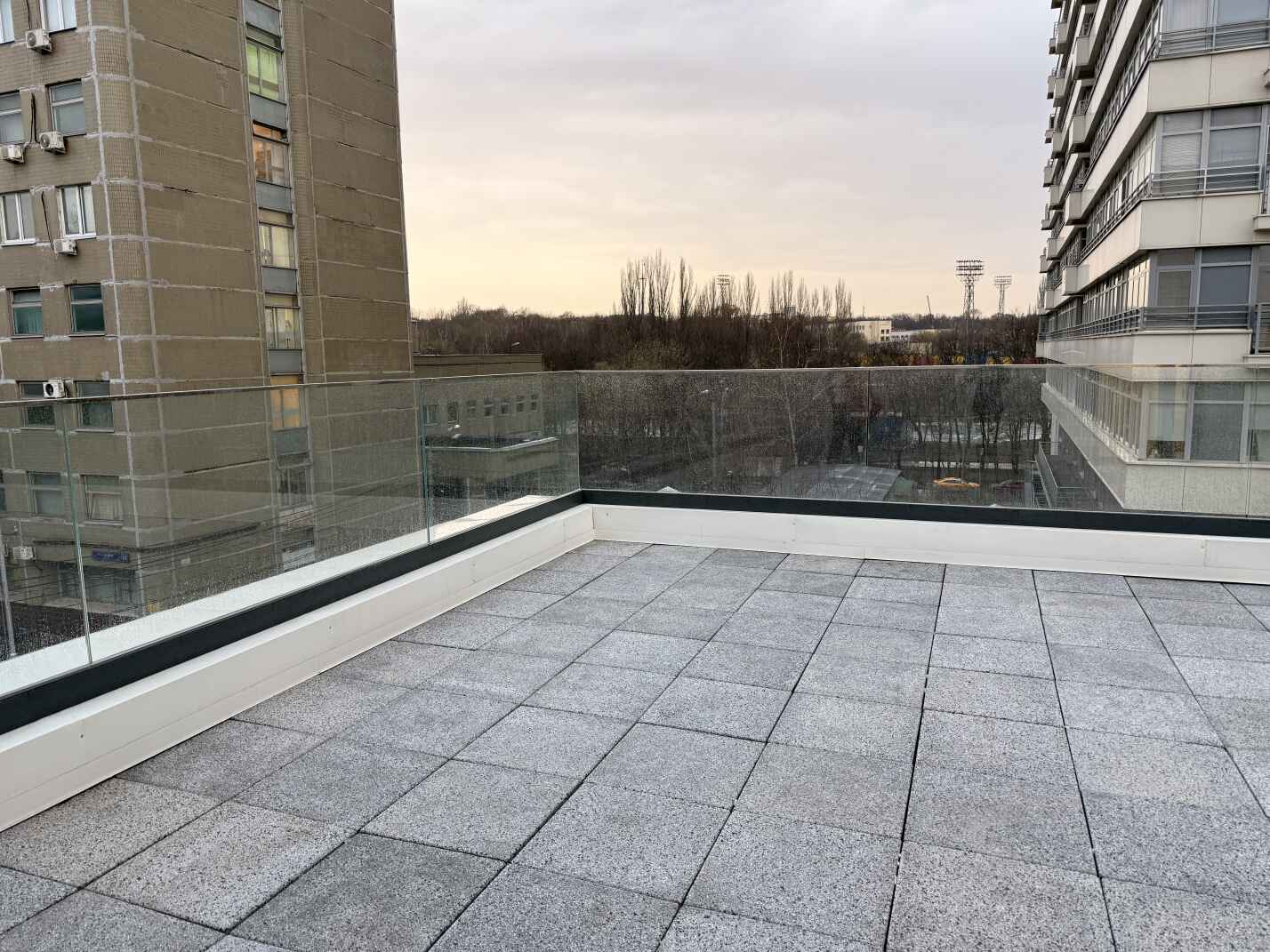 Стеклянные ограждения парапета