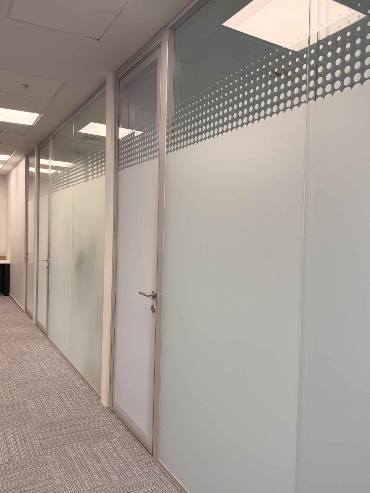 Каркасные перегородки из стекла с двойным остеклением