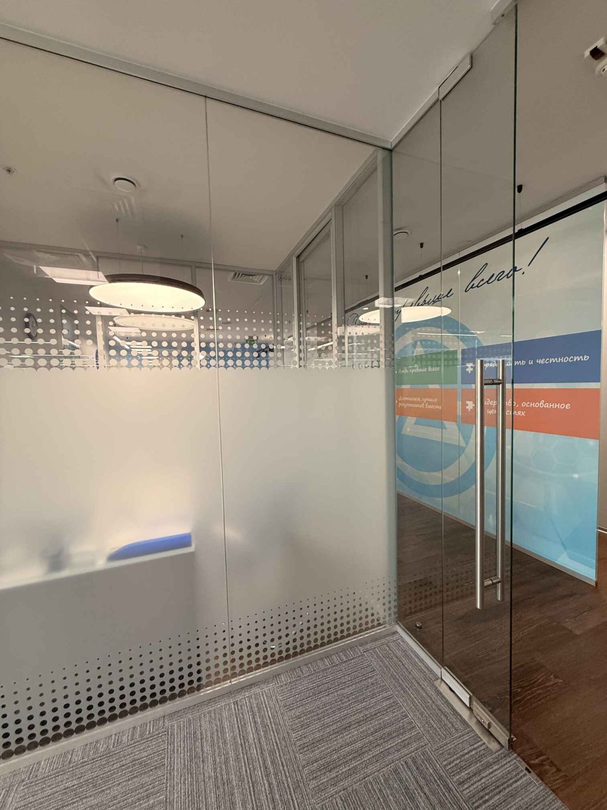 Бескаркасные стеклянные перегородки и двери 