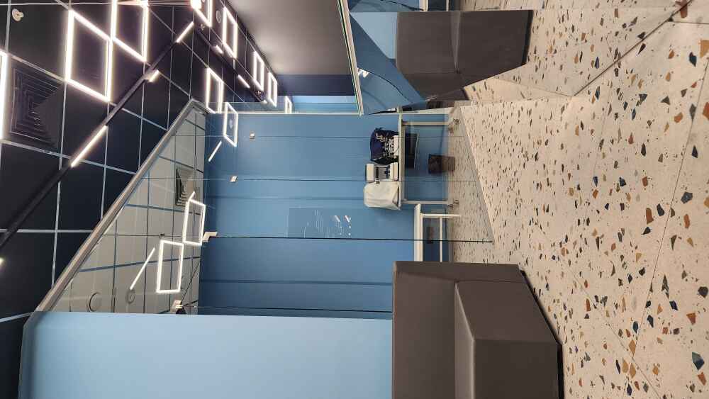 Цельностеклянные перегородки в офисно-лабораторном комплексе