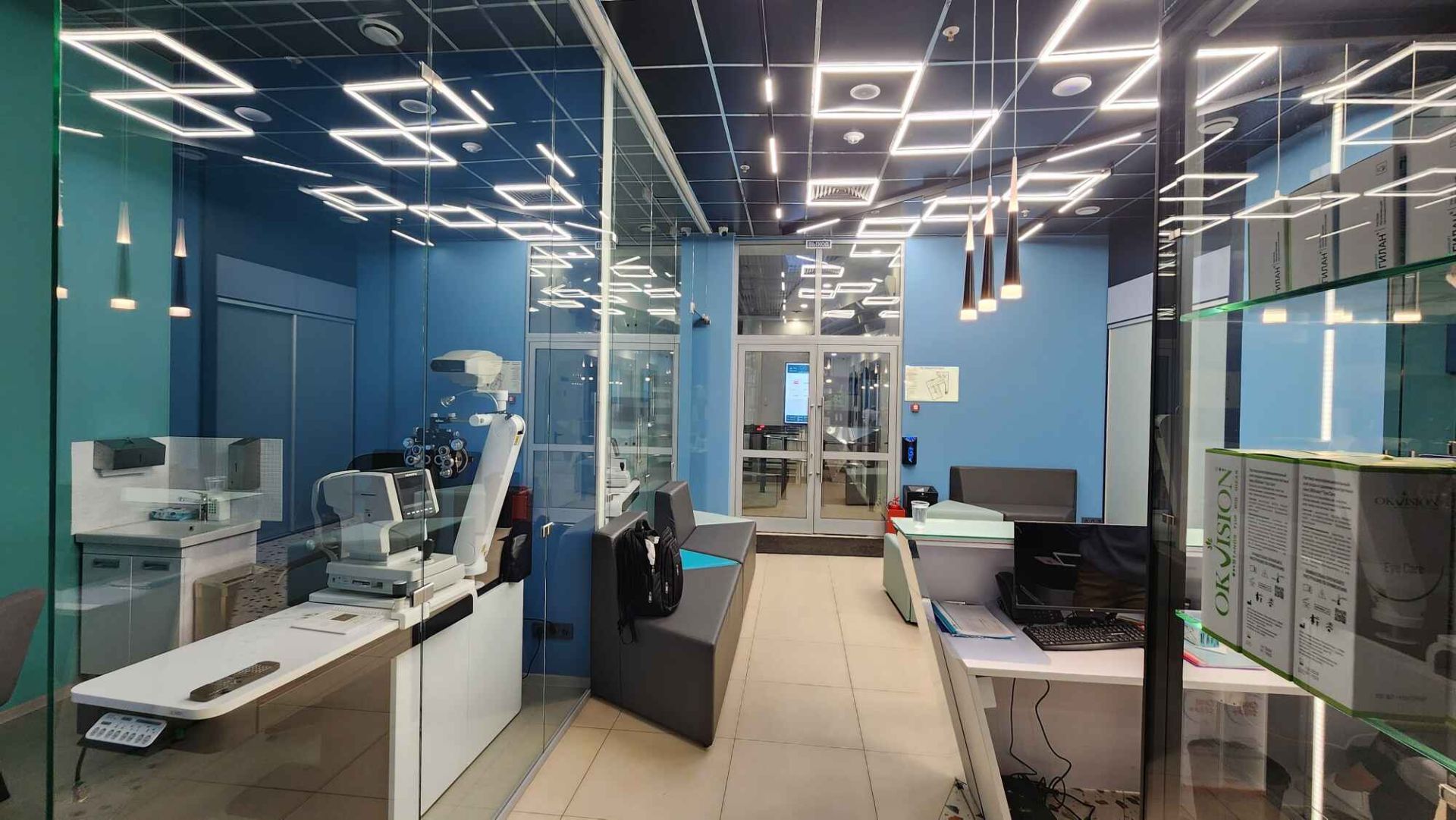 Цельностеклянные перегородки и раздвижные двери для офиса