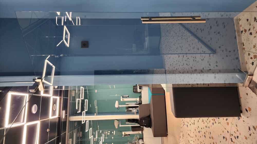 Цельностеклянные перегородки и раздвижные двери