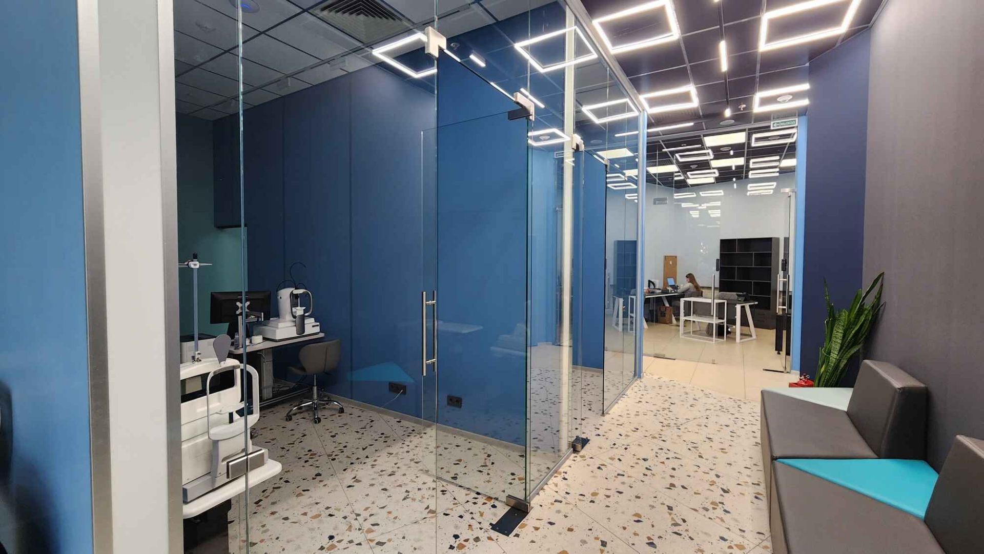 Цельностеклянные перегородки и раздвижные двери для офисов