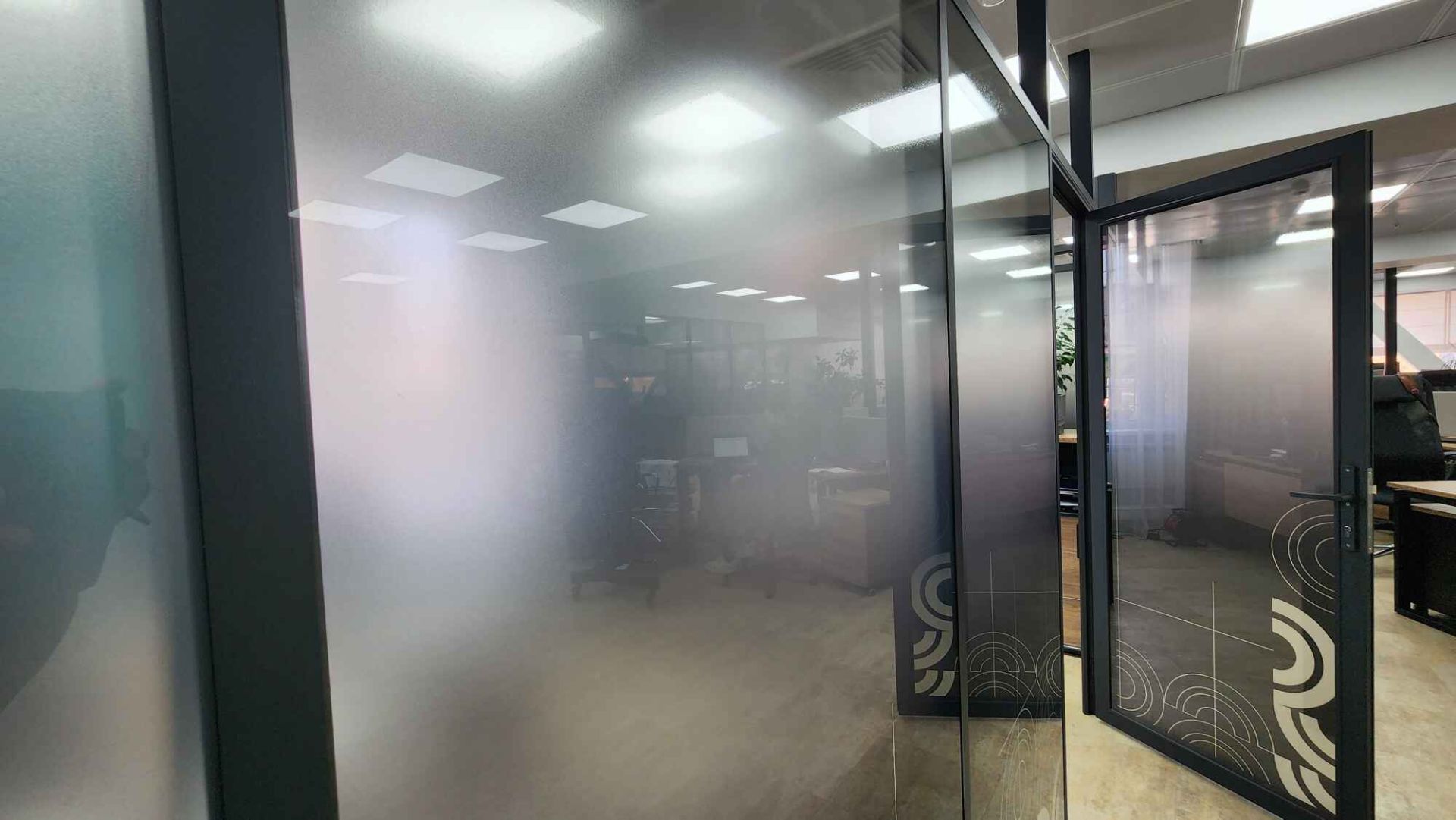 Каркасные перегородки и двери оклеенные плёнкой