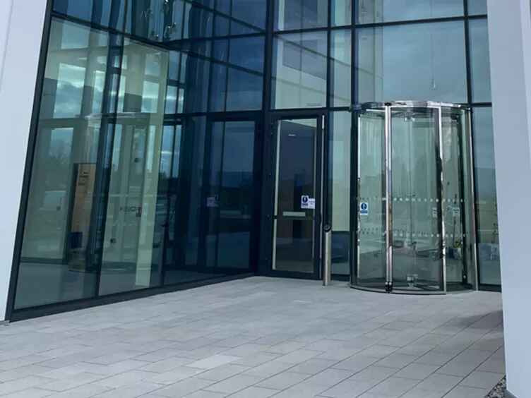 Револьверные автоматические двери для магазинов