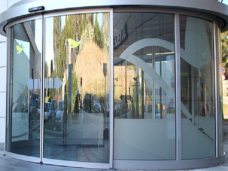 Револьверная дверь