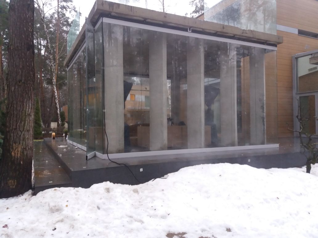 безрамное раздвижное остекление