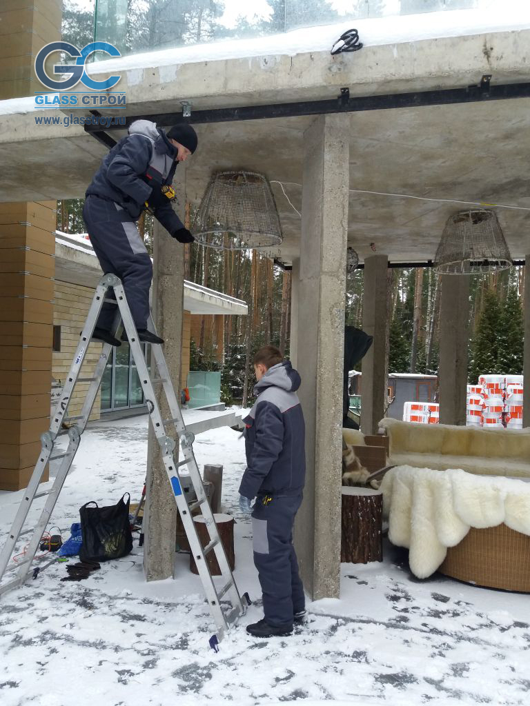 раздвижное  безрамное остекление веранды