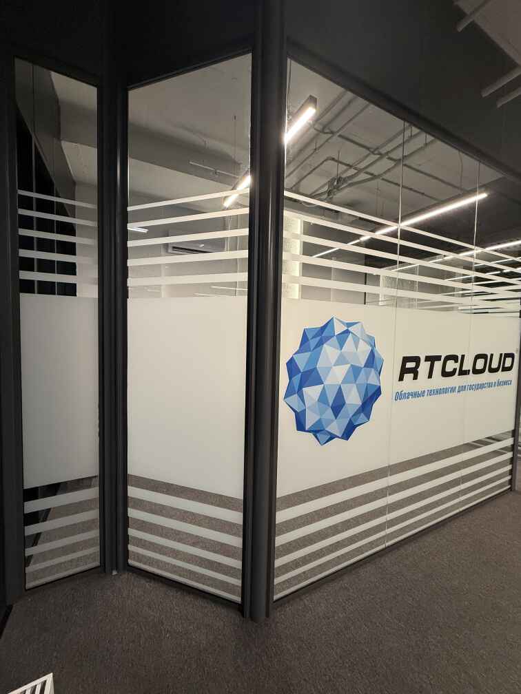 Цельностеклянные перегородки для офиса оклеенные плёнкой