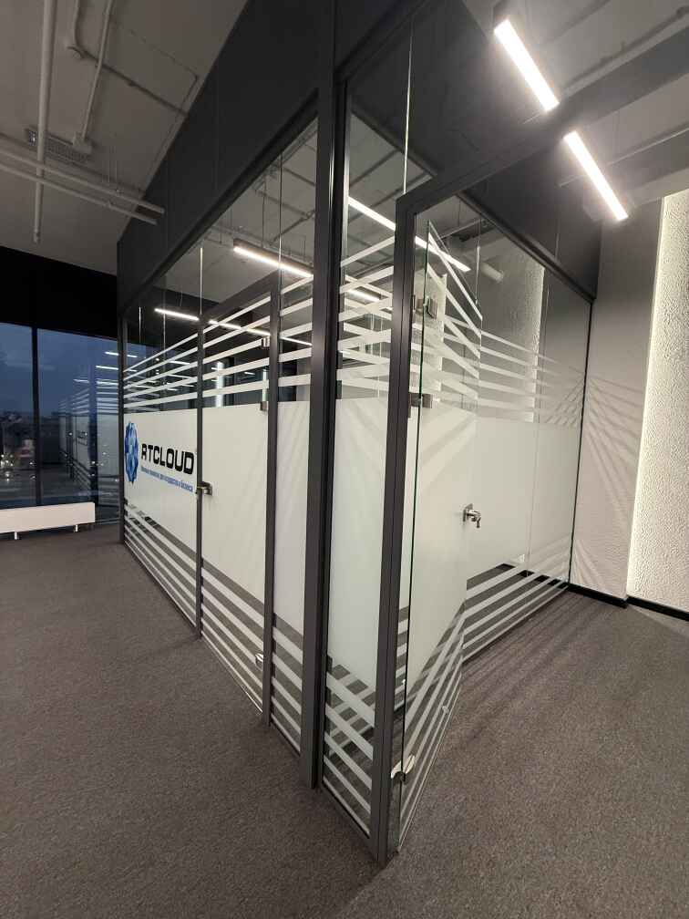 Цельностеклянные стеклянные перегородки и двери для офиса оклеенные плёнкой