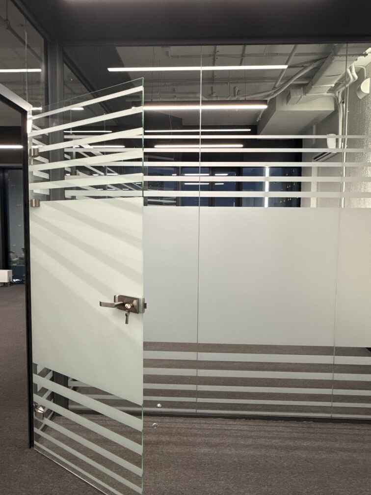 Цельностеклянные перегородки и двери для офиса оклеенные плёнкой