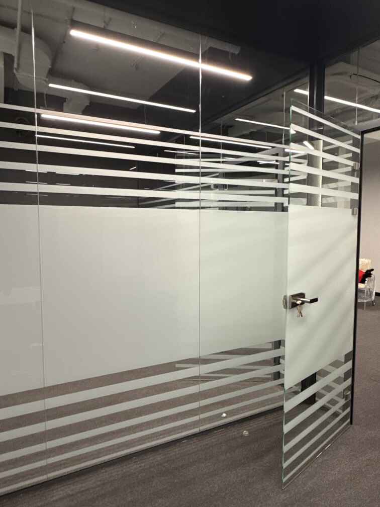 Цельностеклянные перегородки и двери оклеенные плёнкой