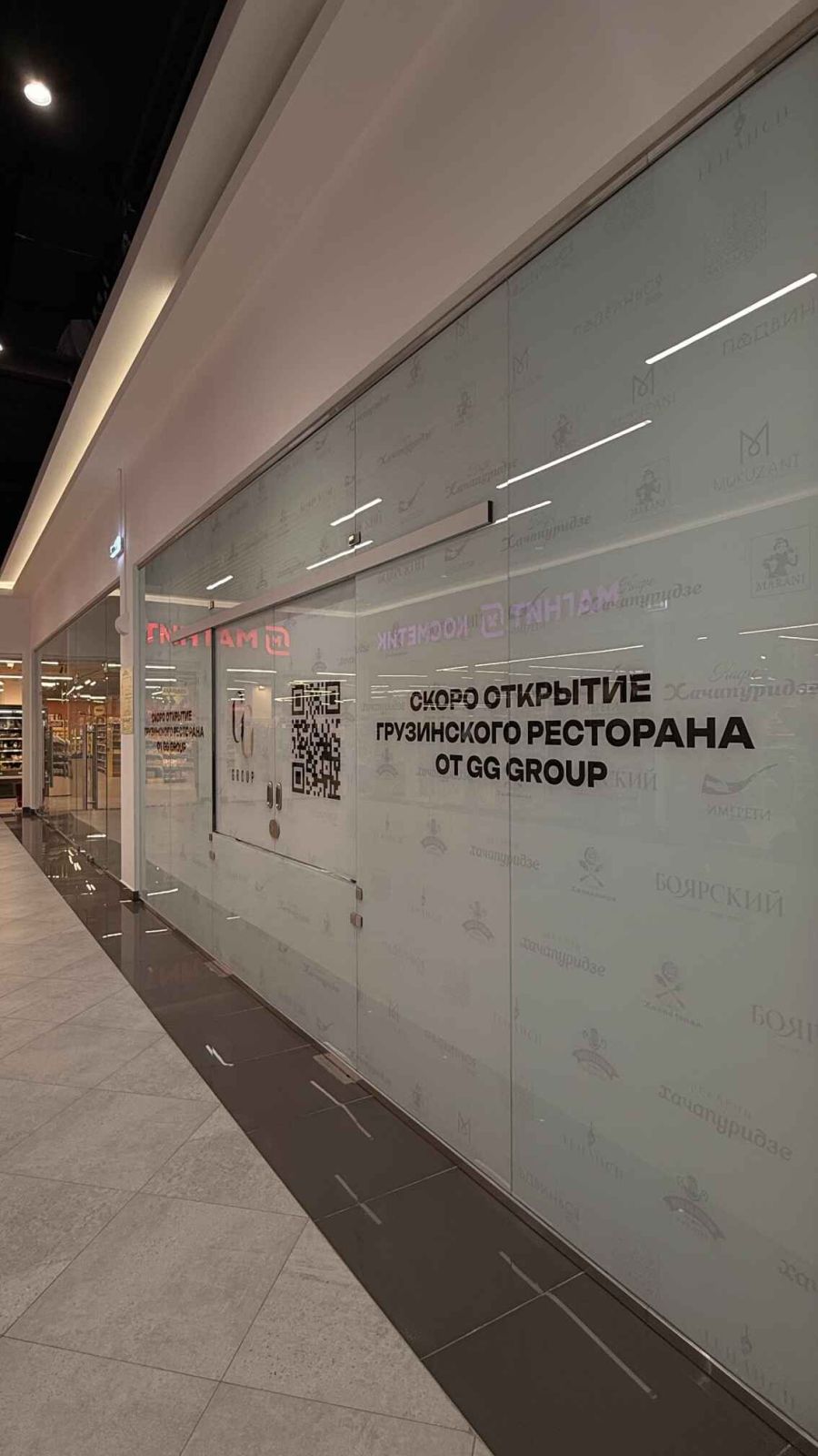 Бескаркасные перегородки и раздвижные двери