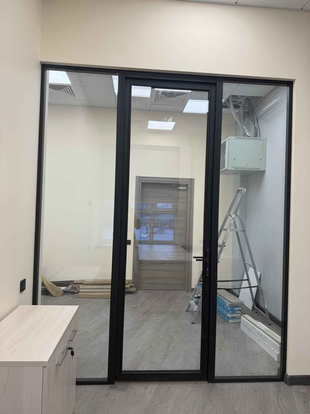 Каркасные стеклянные перегородки и двери 