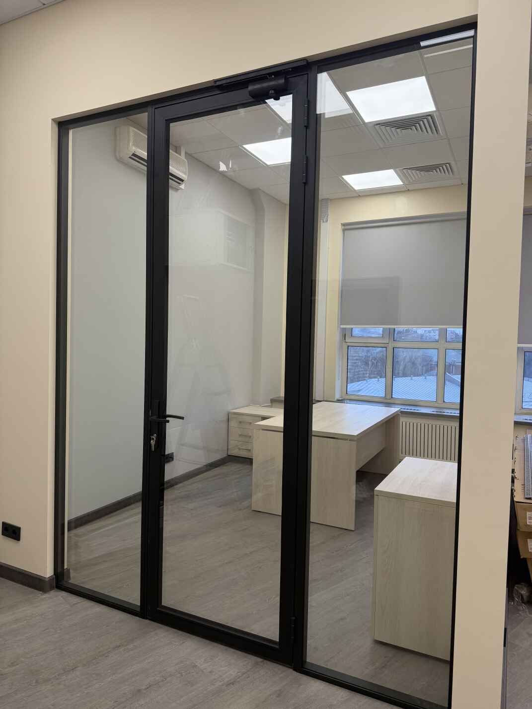 Каркасные перегородки и распашные двери 