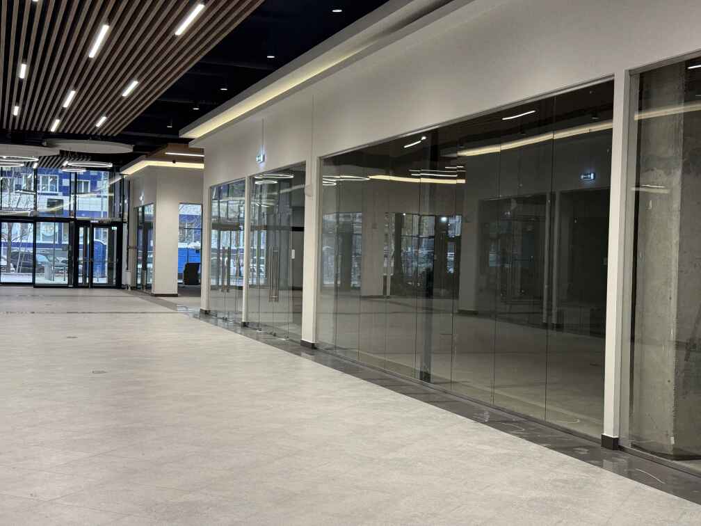 Стеклянные перегородки и двери