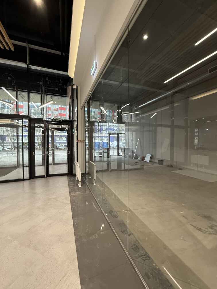 Бескаркасные перегородки и маятниковые двери