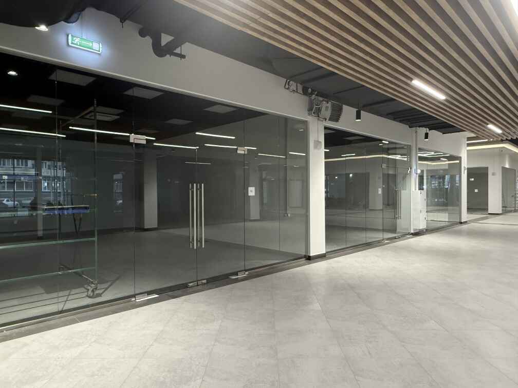 Стеклянные перегородки и маятниковые двери