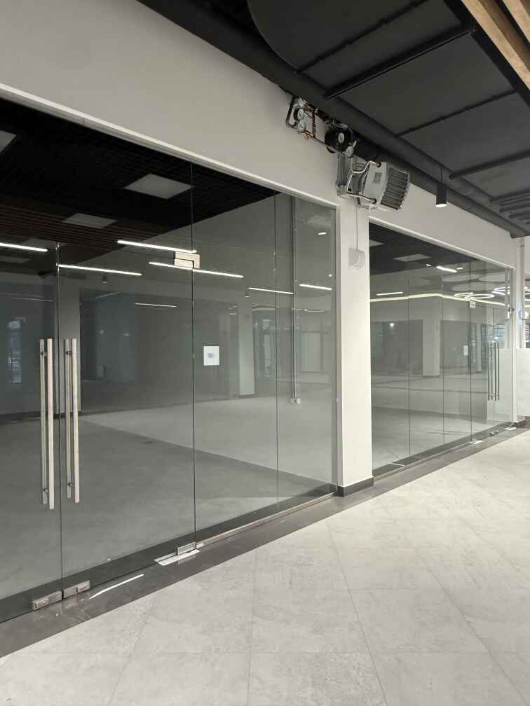 Бескаркасные стеклянные перегородки и двери