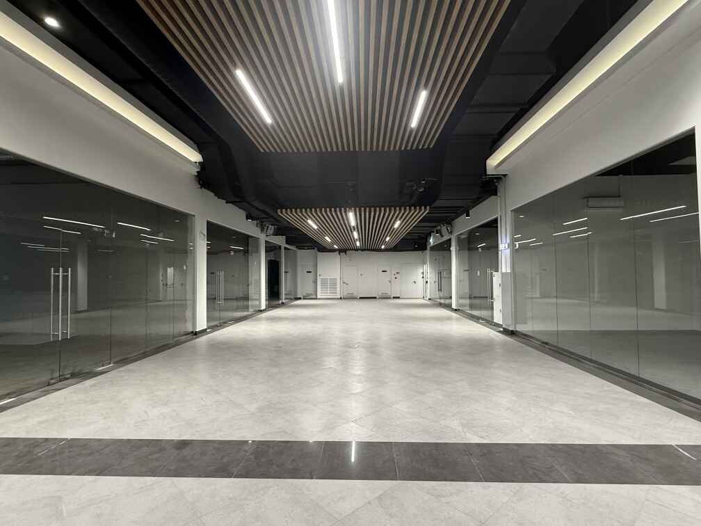 Бескаркасные стеклянные перегородки и маятниковые двери