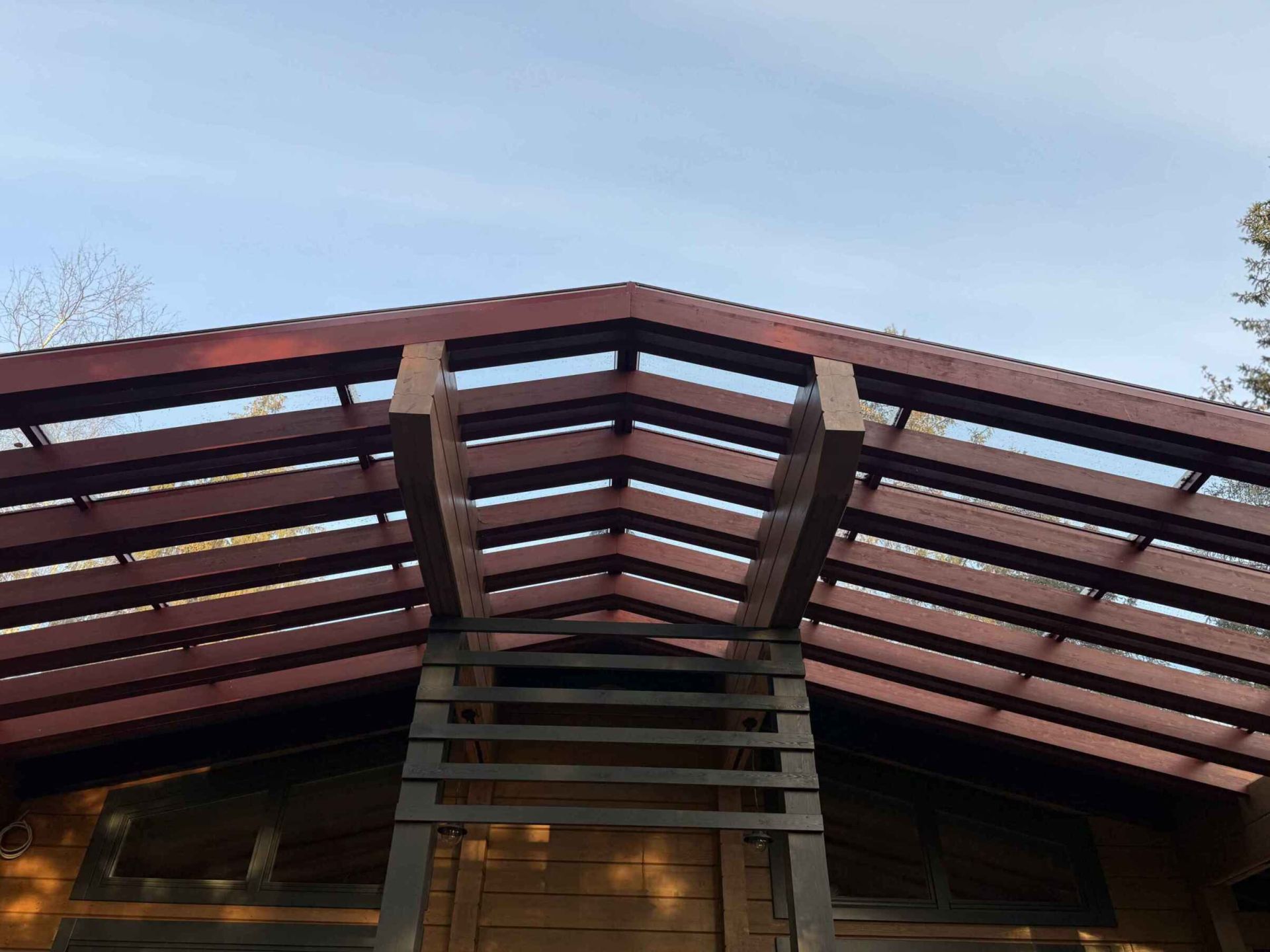 Крыша из стекла и дерева