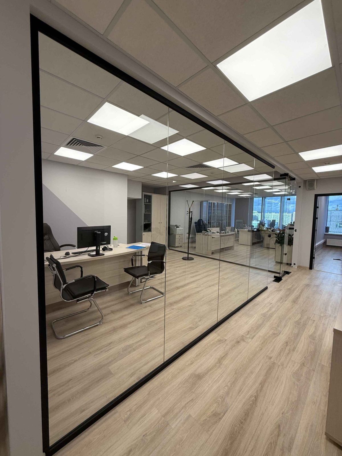 Бескаркасные перегородки и маятниковые двери для офиса