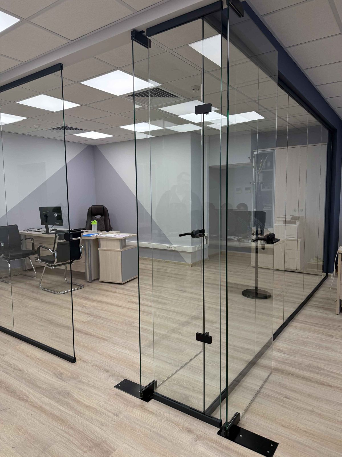 Бескаркасные перегородки и двери для офиса