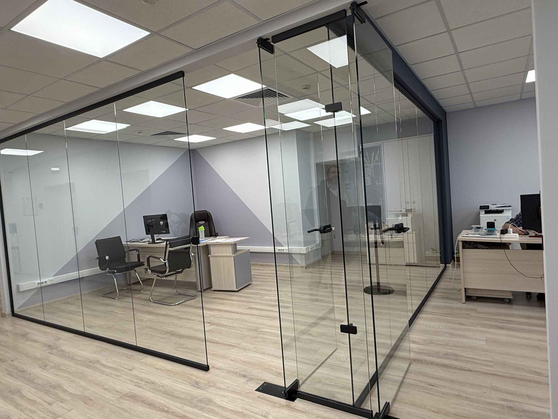 Бескаркасные офисные перегородки и маятниковые двери