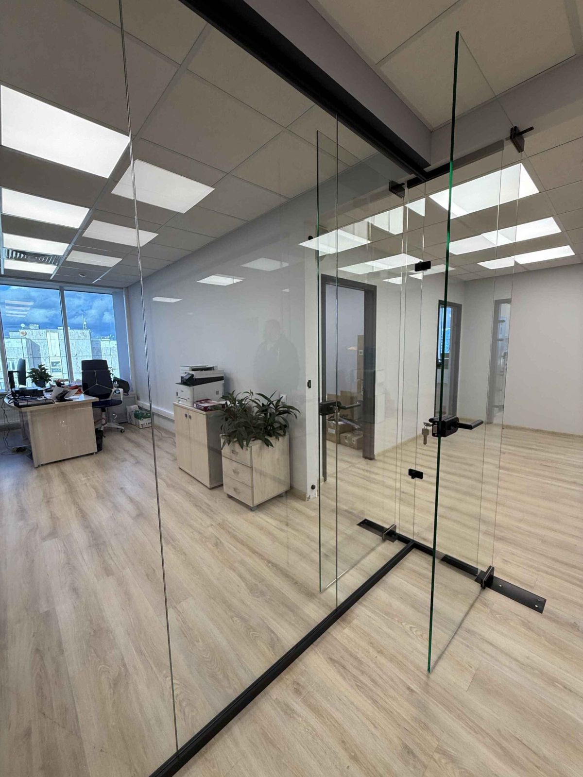 Бескаркасные офисные перегородки и двери
