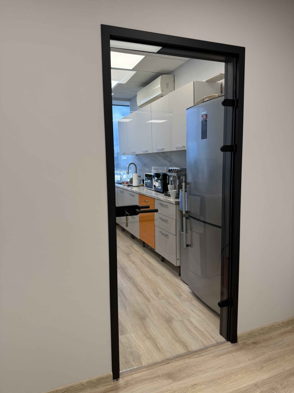 Бескаркасные офисные двери