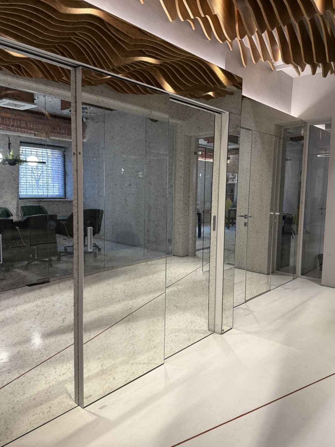 Бескаркасные стеклянные офисные перегородки и маятниковые двери