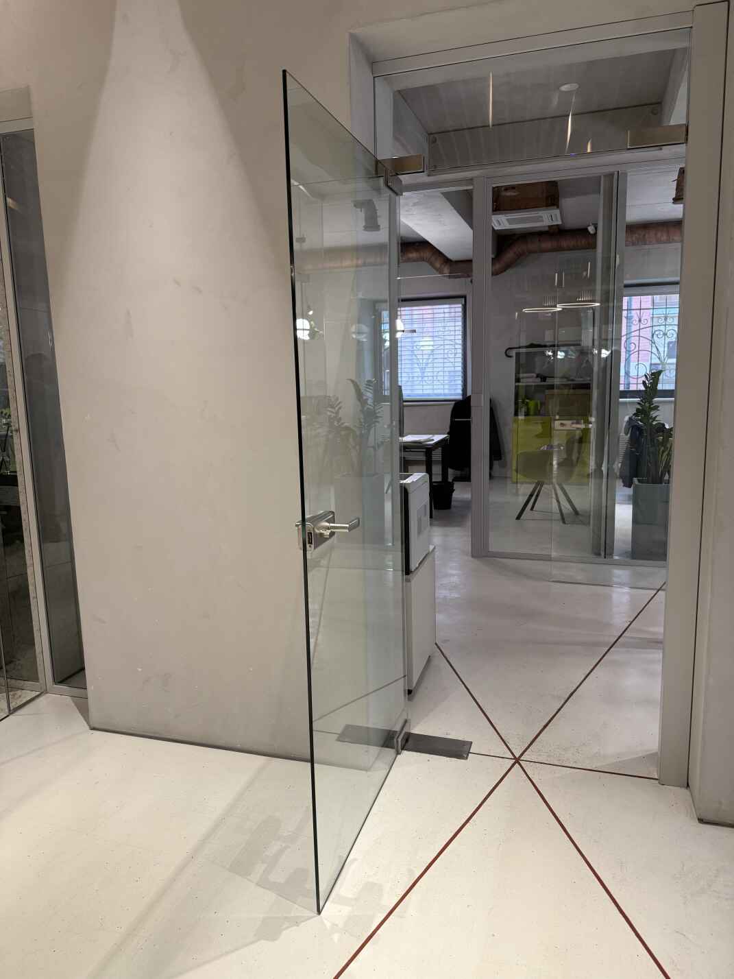 Стеклянные офисные перегородки и маятниковые двери