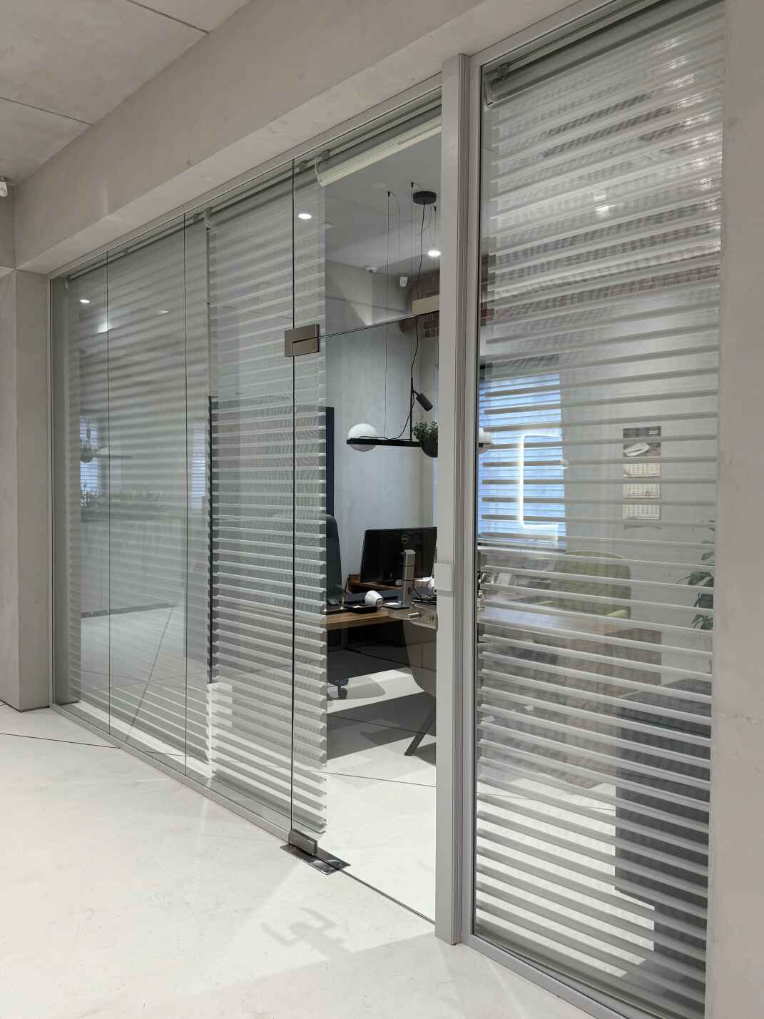 Бескаркасные офисные перегородки и маятниковые двери из стекла