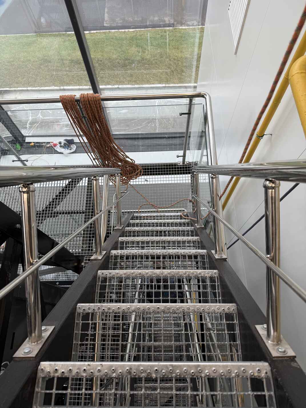 Ограждения лестниц из нержавейки и калёного стекла